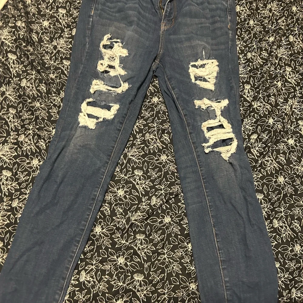 American Eagle Outfitters Indigo Skinny Jeans with Distressed Details - Picture 1 of 2